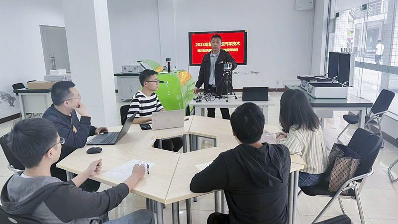 以下是一些市面上常见的电工证培训教材及其价格，仅供参考：